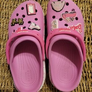 💖 Crocs Girls Size 5 Pink Barbie Clogs w/ Jibbitz Charms – Good Condition 💖
